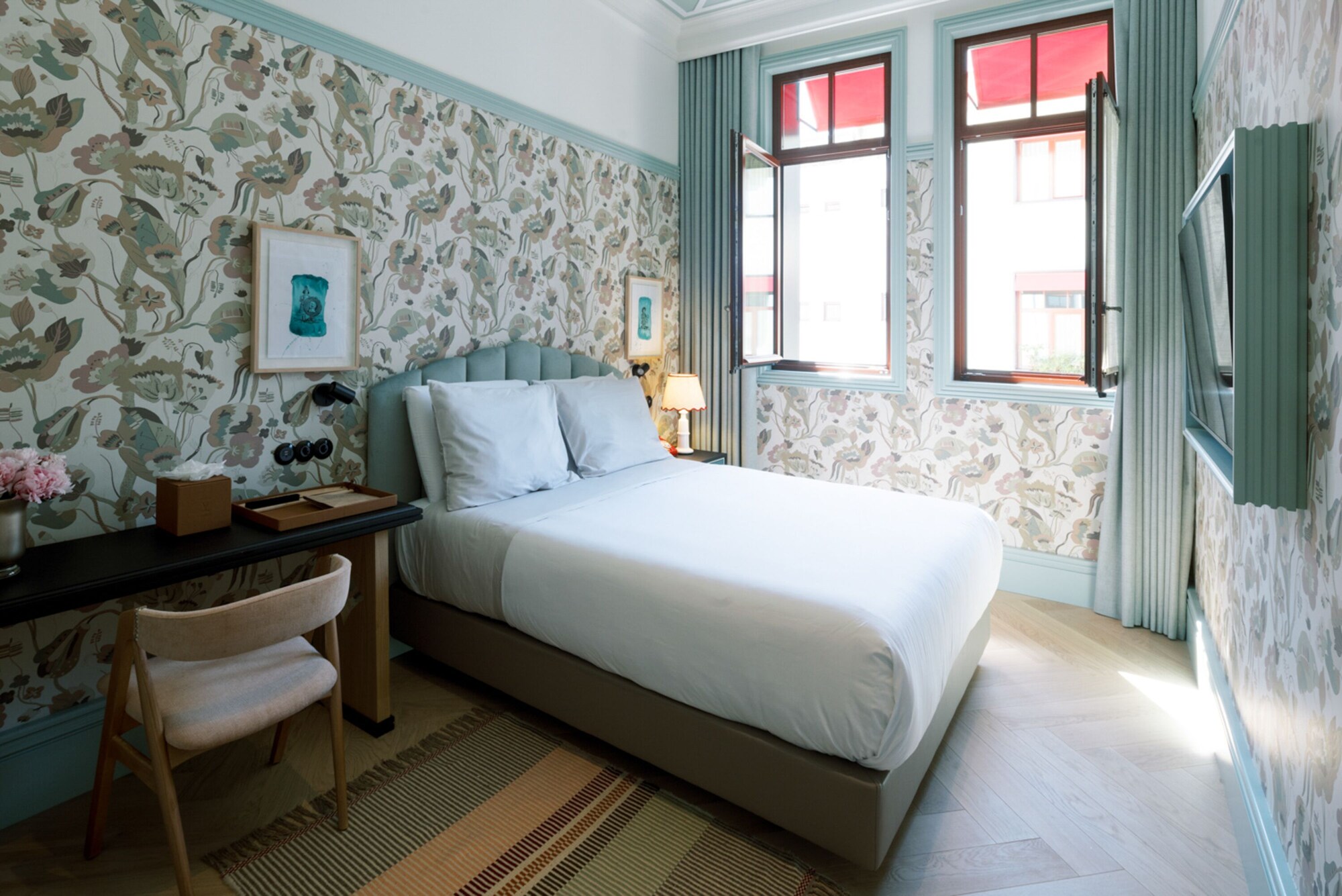 Standard, Queen Bed