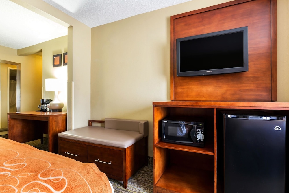 Comfort Suites Near I-80 And I-94 10/39
