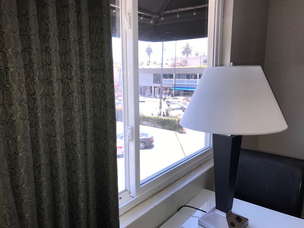 Ocean Beach Hotel 50/69
