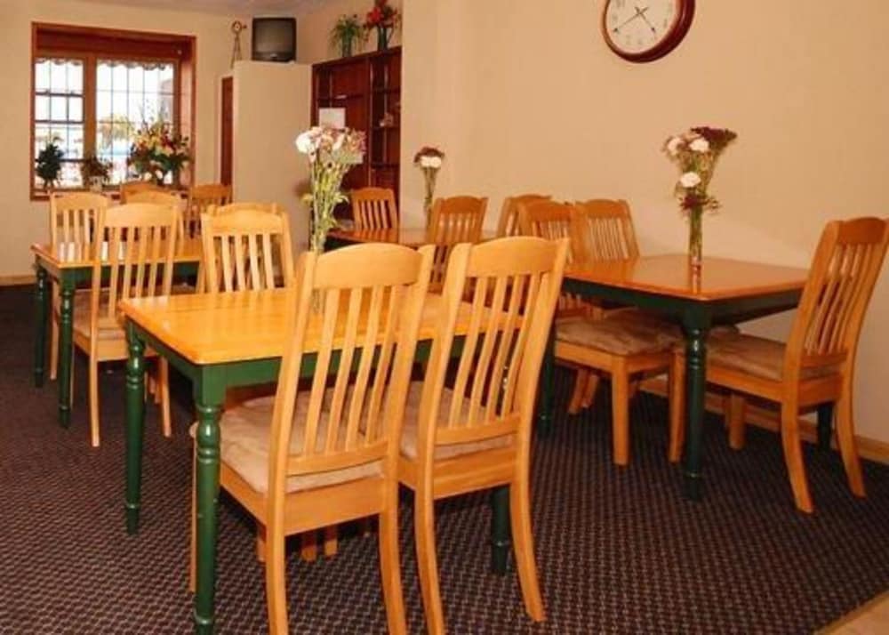 Econo Lodge Inn & Suites Waterloo Downtown 21/30