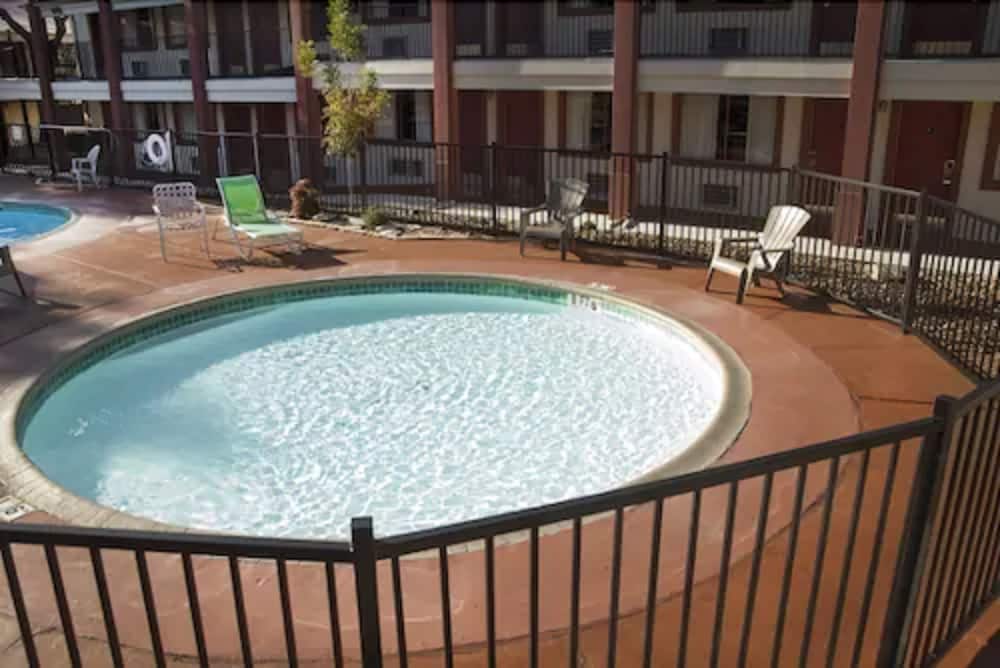 Super 8 By Wyndham Kerrville Tx 3/21