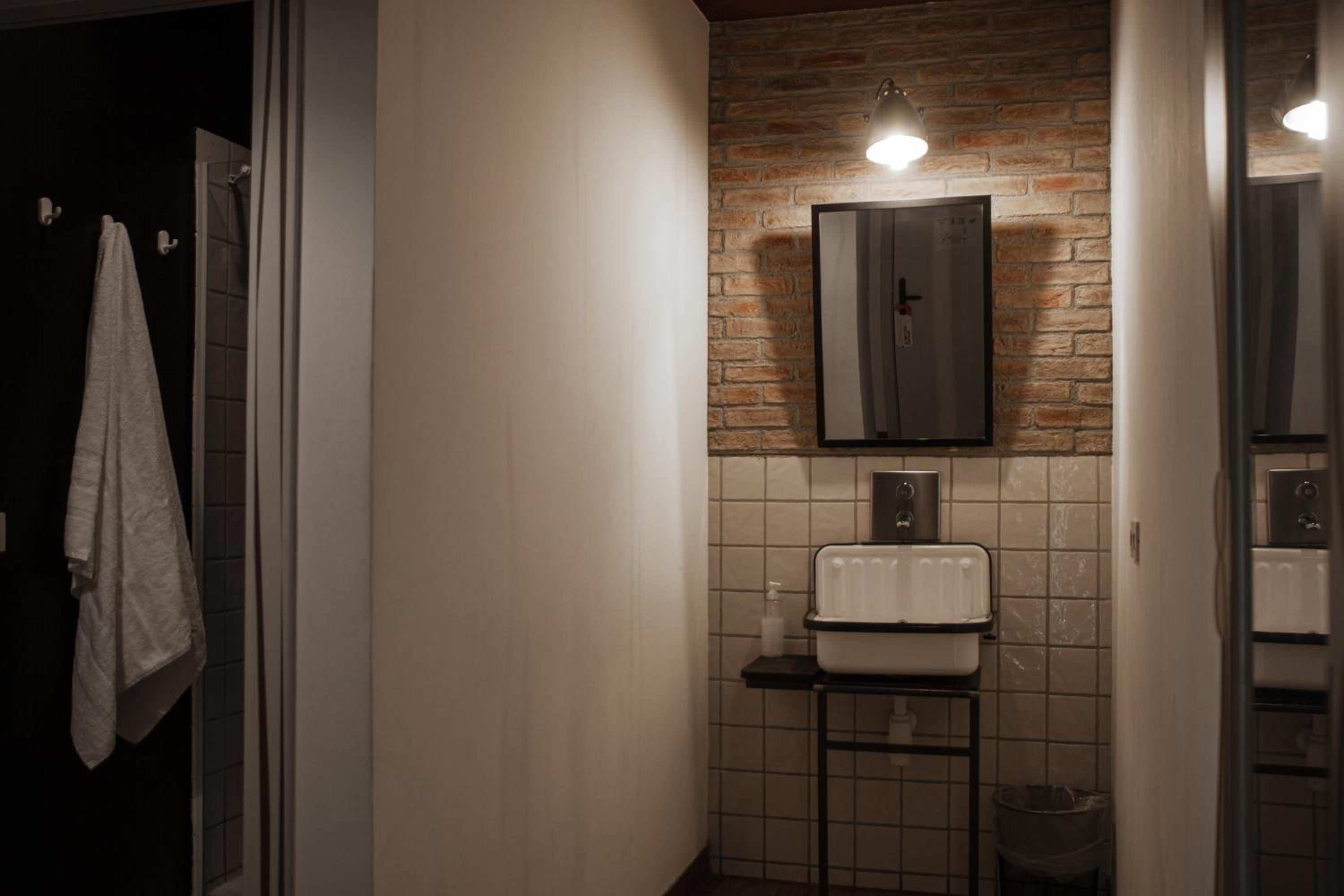 سكن مشترك مختلط بستة أسرّة بحمام خاص، room00 Chueca Hostel 3/8