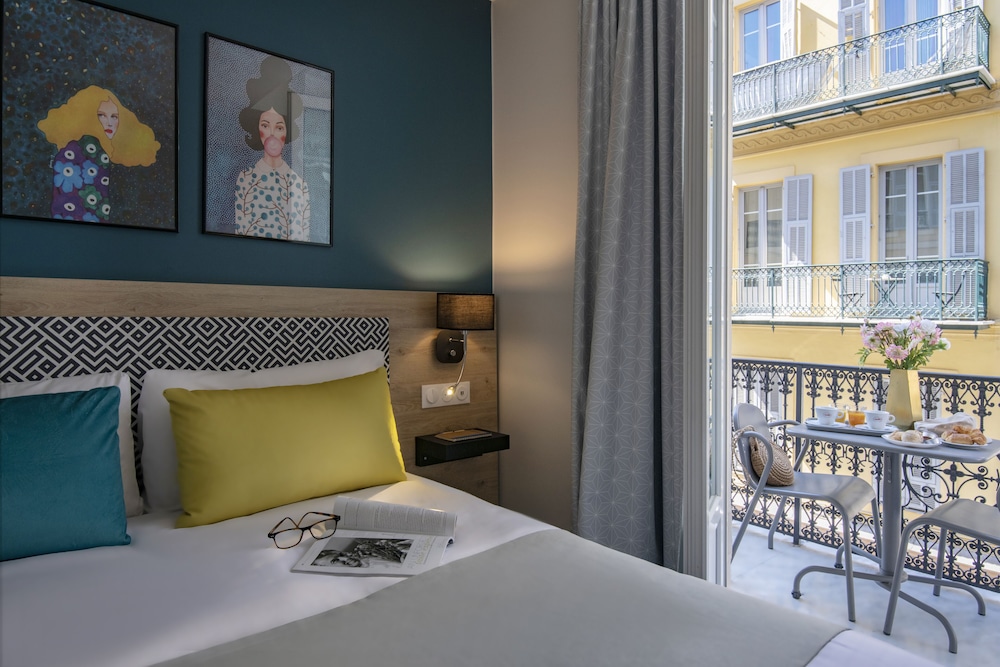 Bristol Hotel 54/61