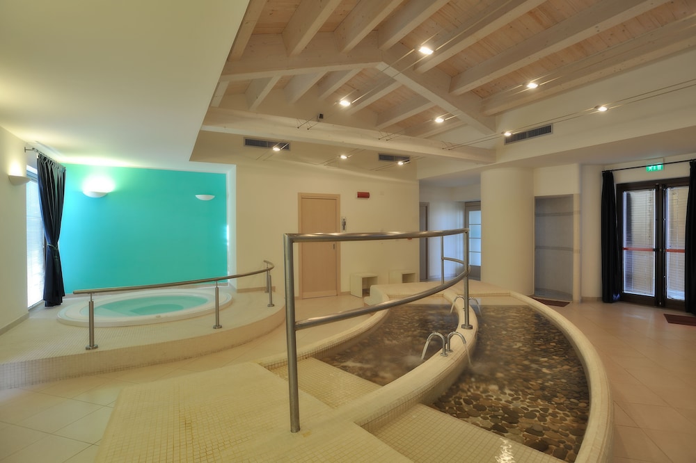 Sikania Eco Resort 24/50