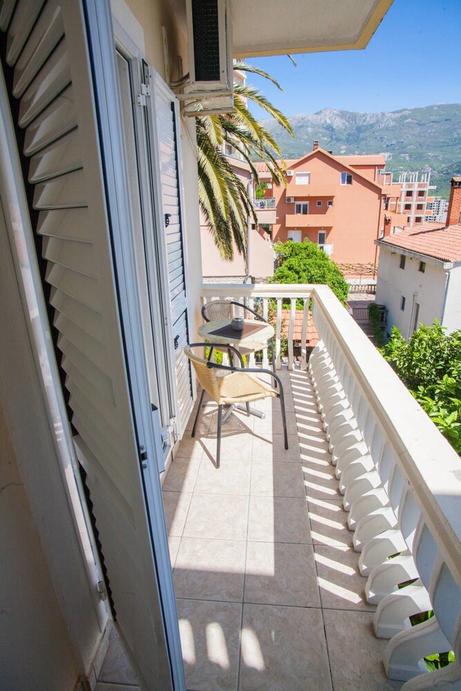 Villa Mitrovic 2/50
