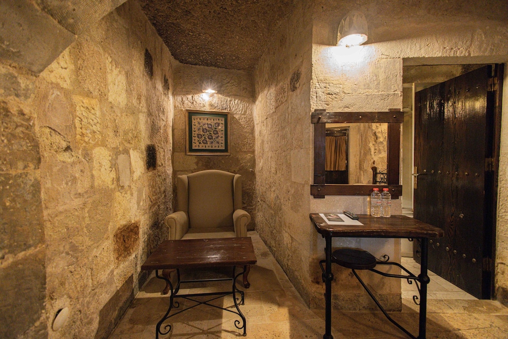 Travellers Cave Pension 36/50