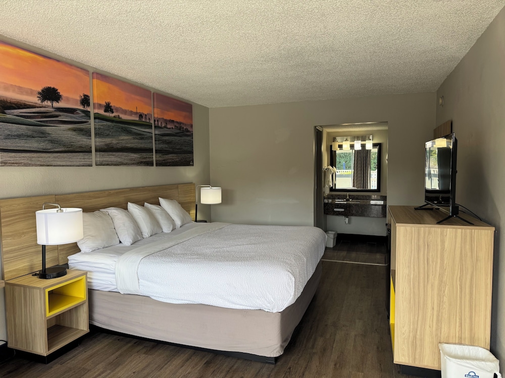 غرفة بسرير كينج، Days Inn by Wyndham Brooksville/Dade City 2/4