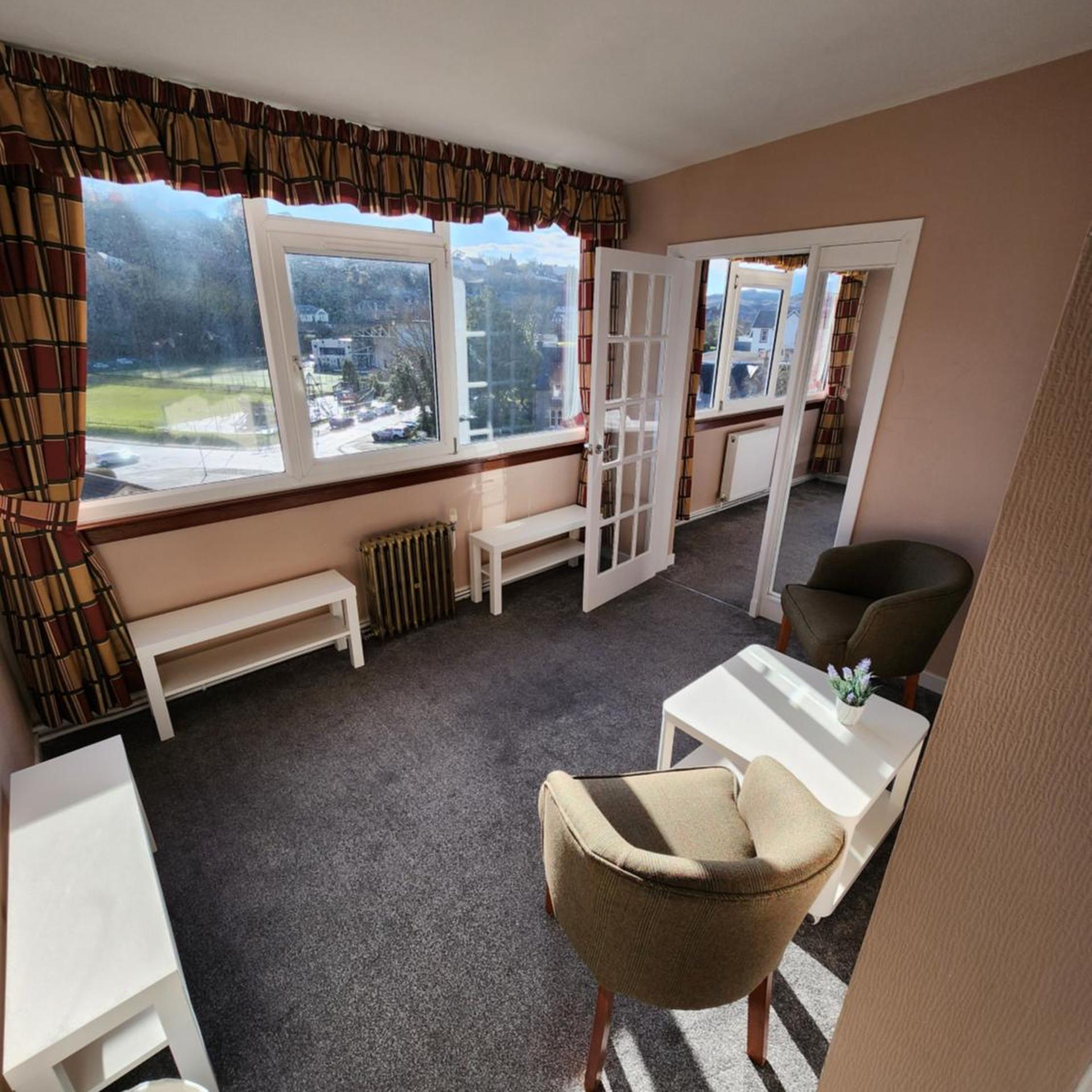 KINGS KNOLL HOTEL 38/53