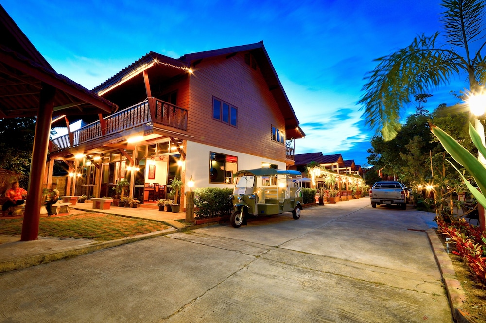 Avila Resort 6/50