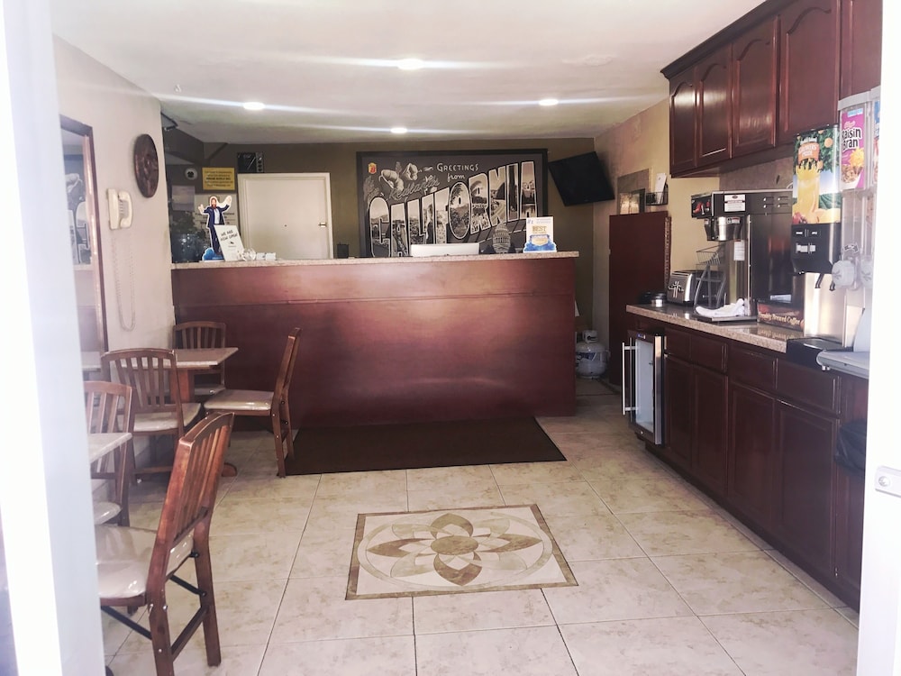 Super 8 By Wyndham Redlands/San Bernardino 6/25
