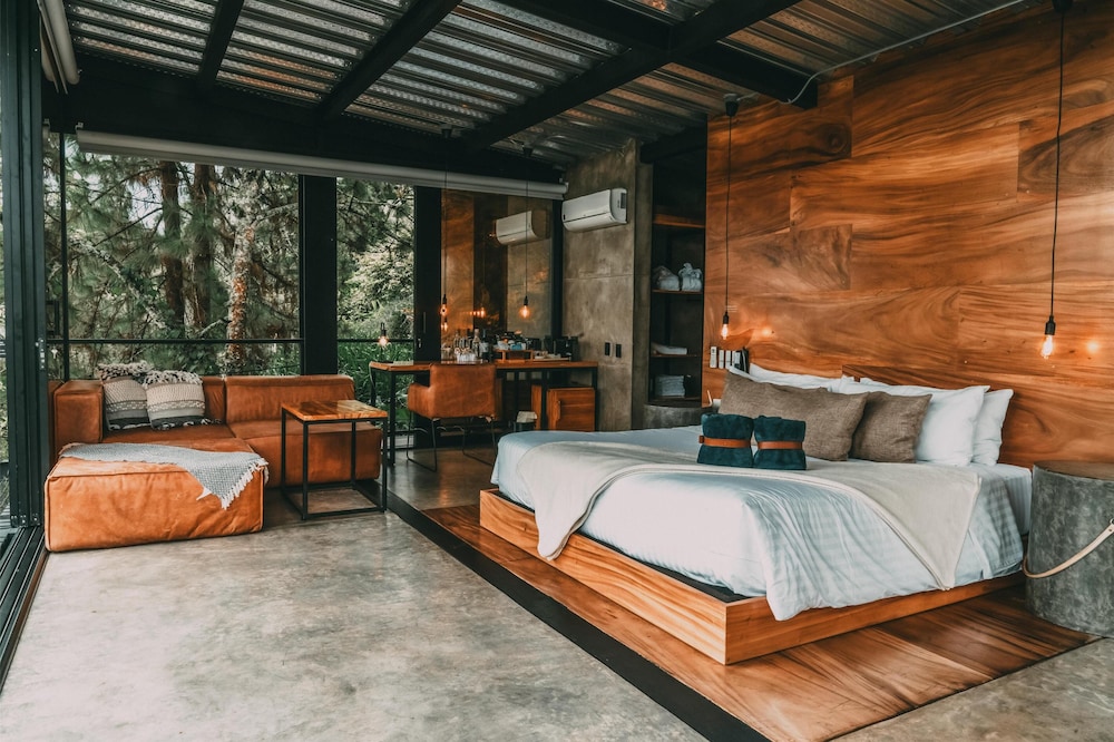Grand, Master, King Bed, Mountain View