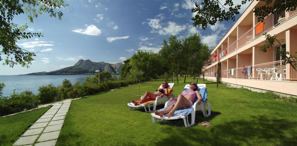 BRZET HOTEL OMIS 28/50