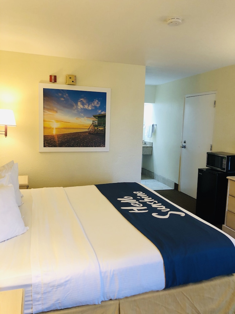 Days Inn & Suites by Wyndham Navarre - near Beaches/Hurlburt 17/27