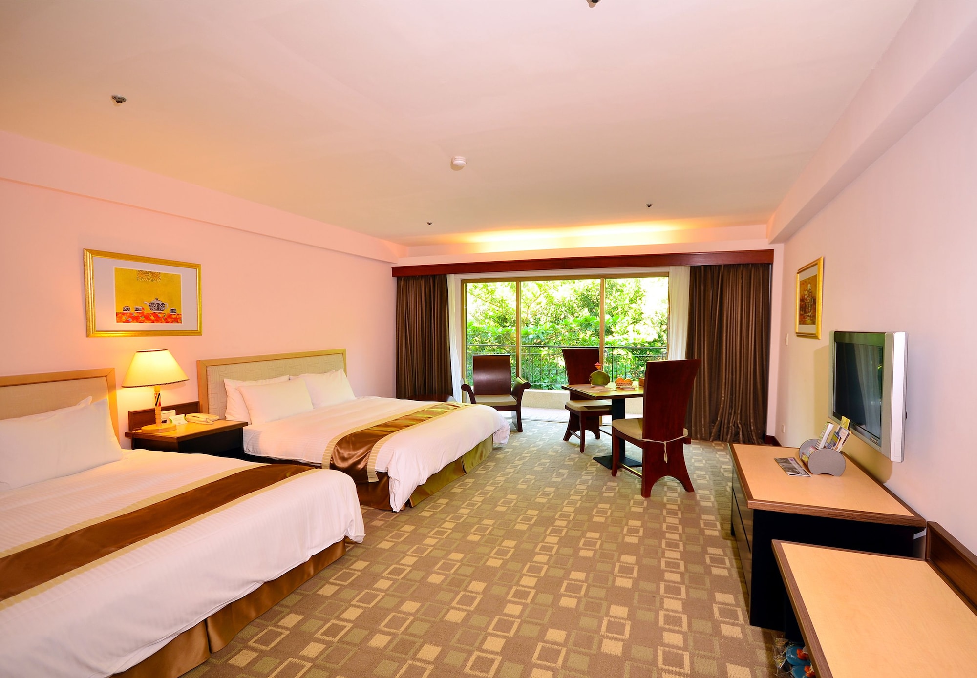 DELUXE, 2 DOUBLE BEDS