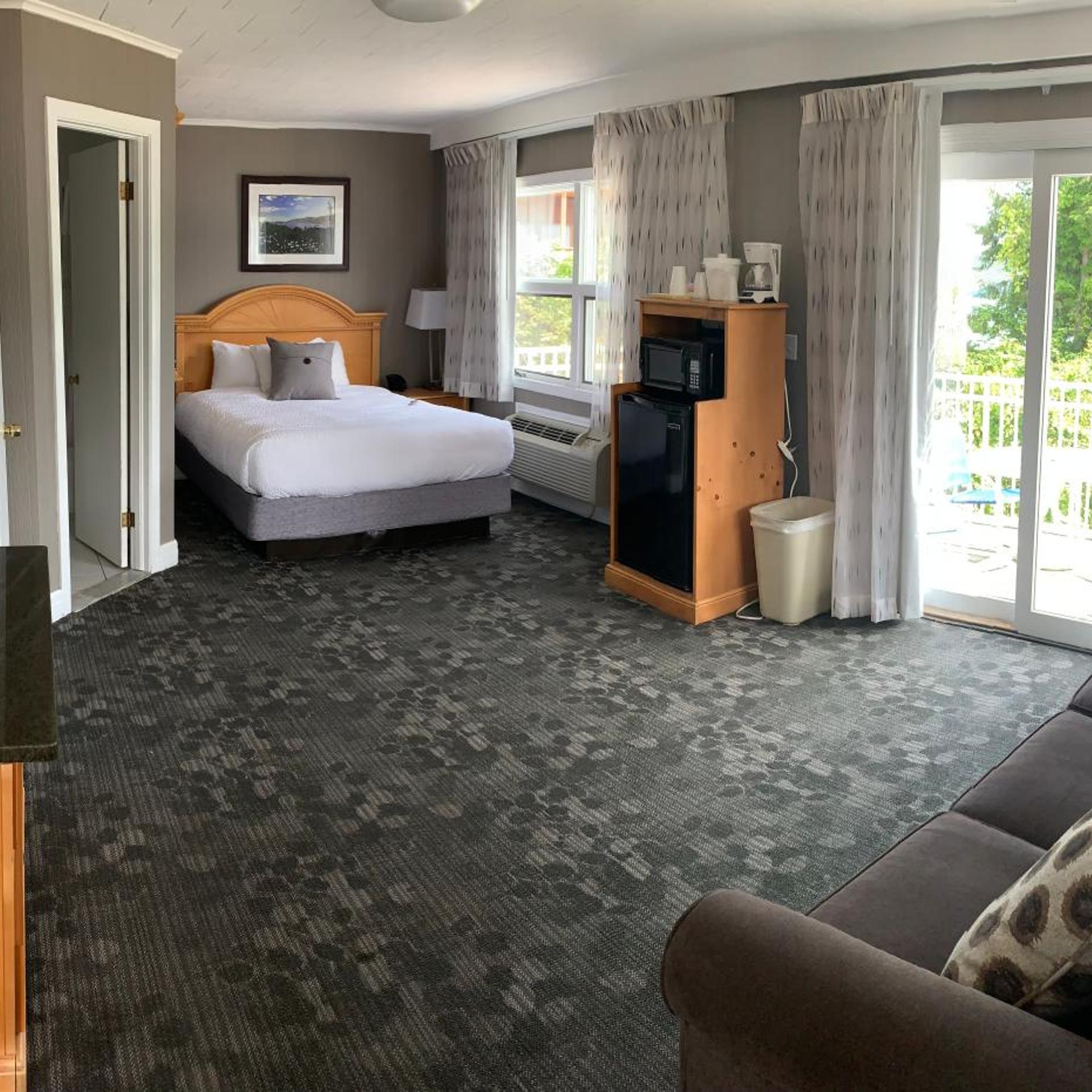 Room, Queen Bed, Lake Front, Sofa