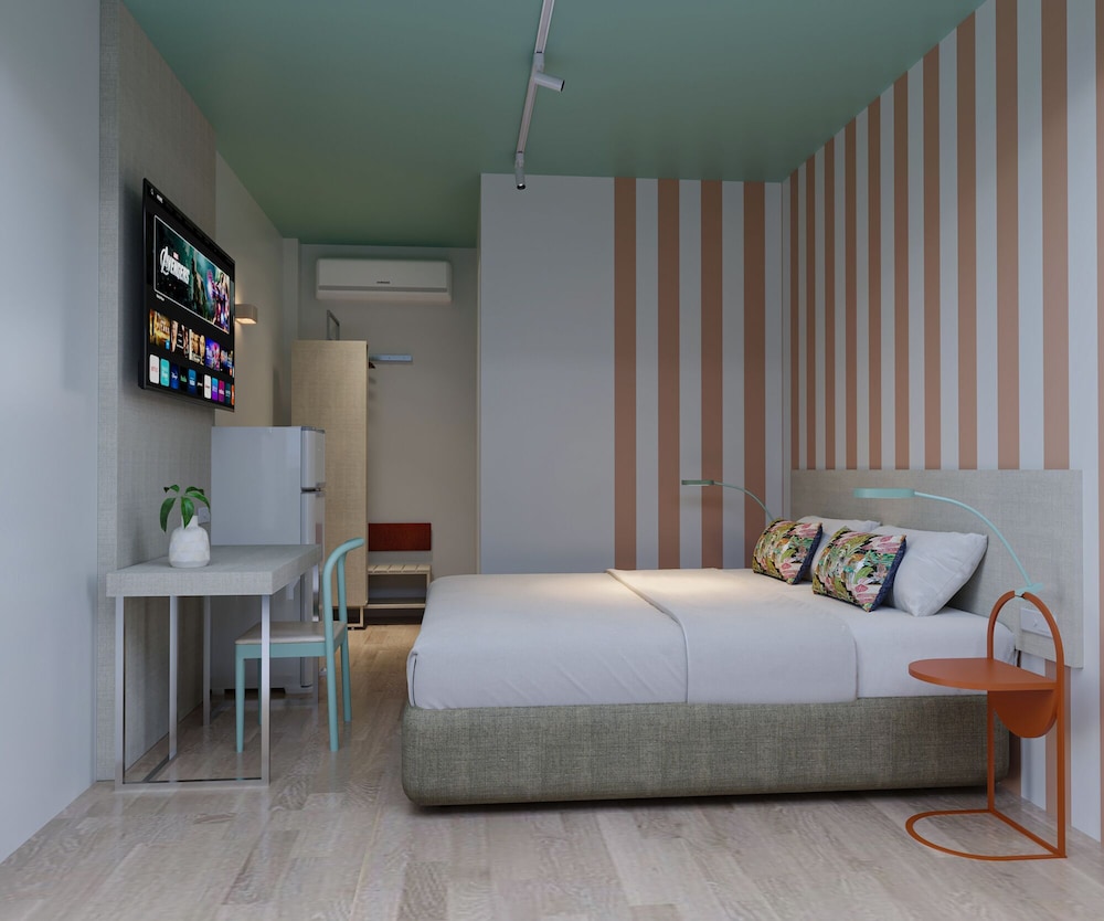 STUDIO, TWIN BEDS, POOL SIDE