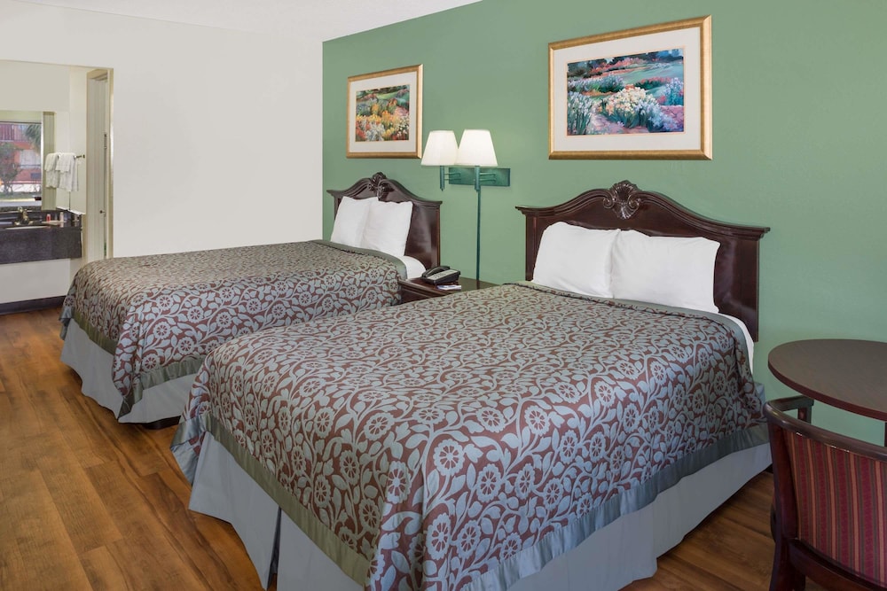 Travelodge by Wyndham Fort Myers North 11/36
