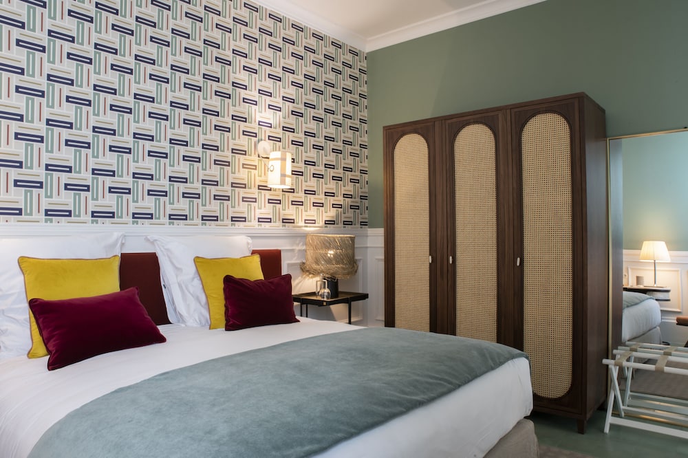 ROOM, DOUBLE OR TWIN BED