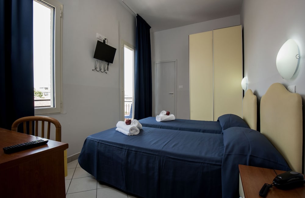 Hotel Scarlet 12/47