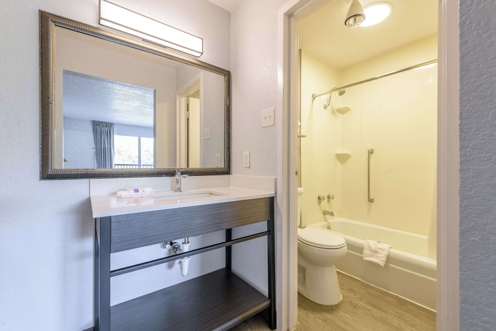 Motel6 Spring Hill, FL - Weeki Wachee 56/64