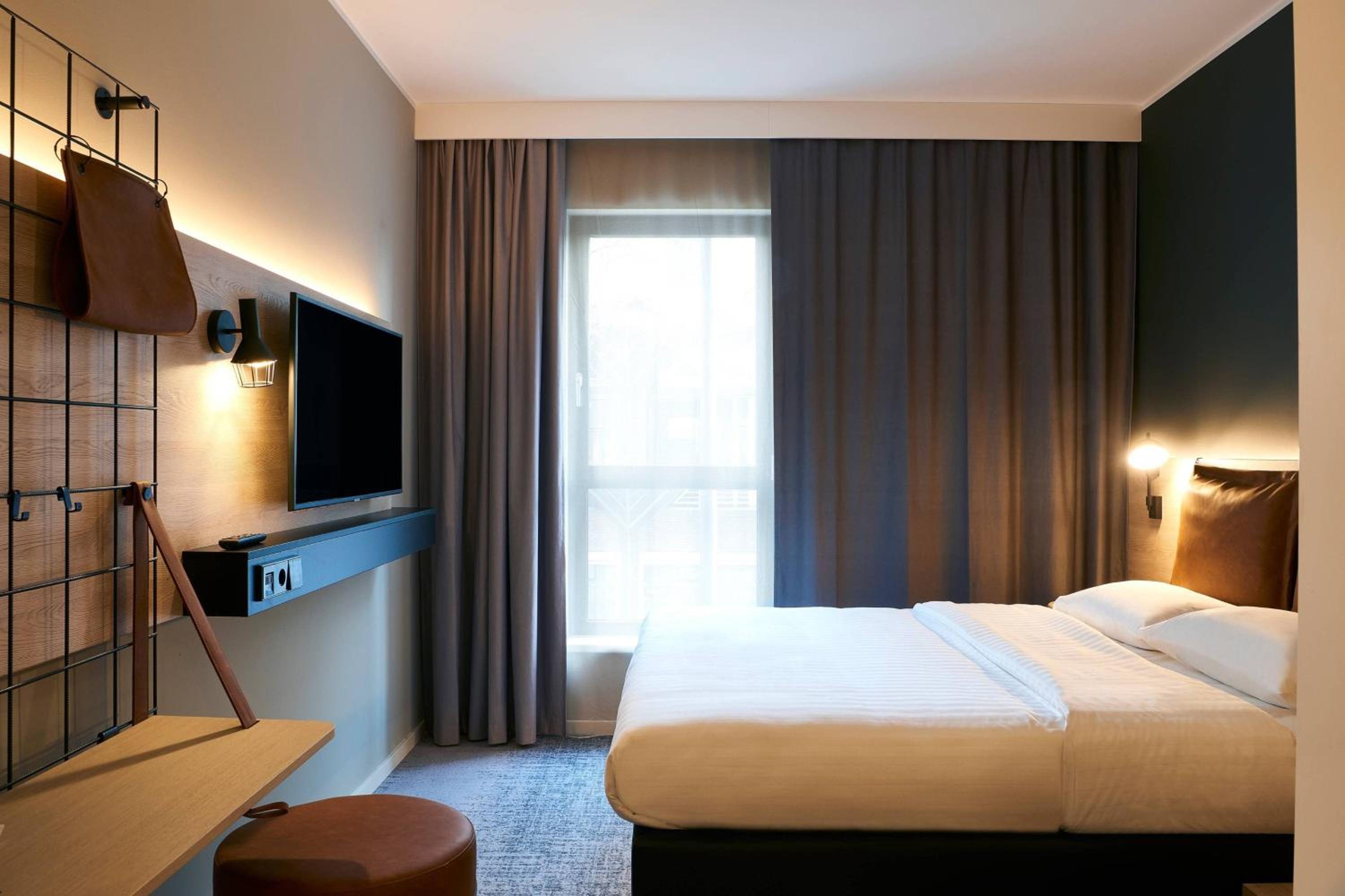 Moxy Sleeper, Guest Room, King Bed, Queen Bed