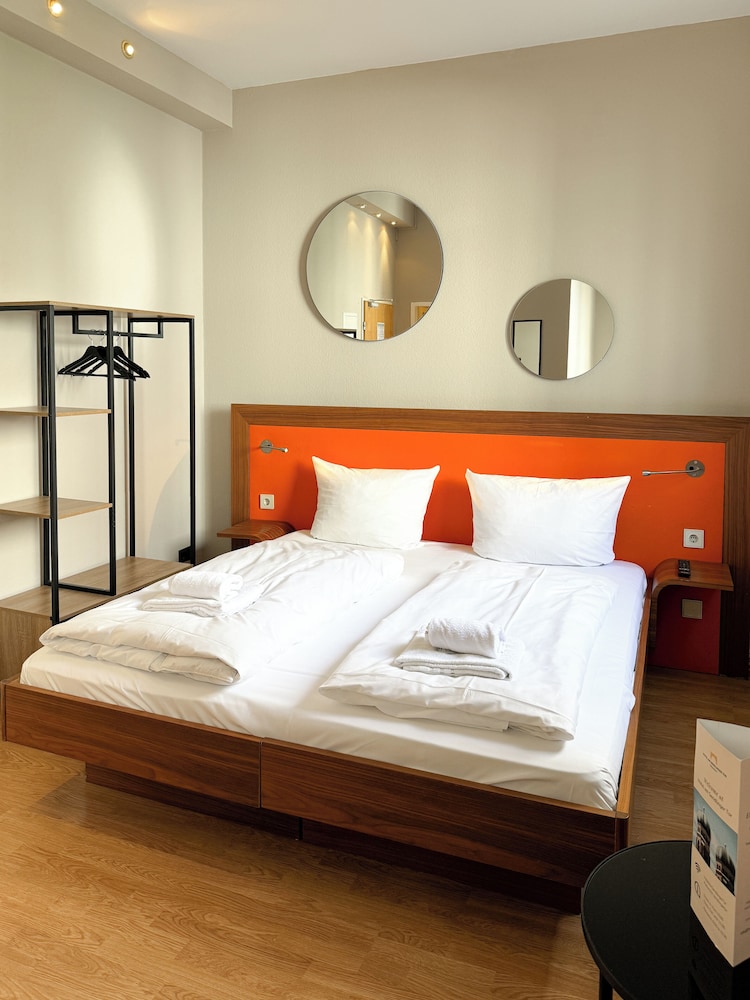 ROOM, QUADRUPLE