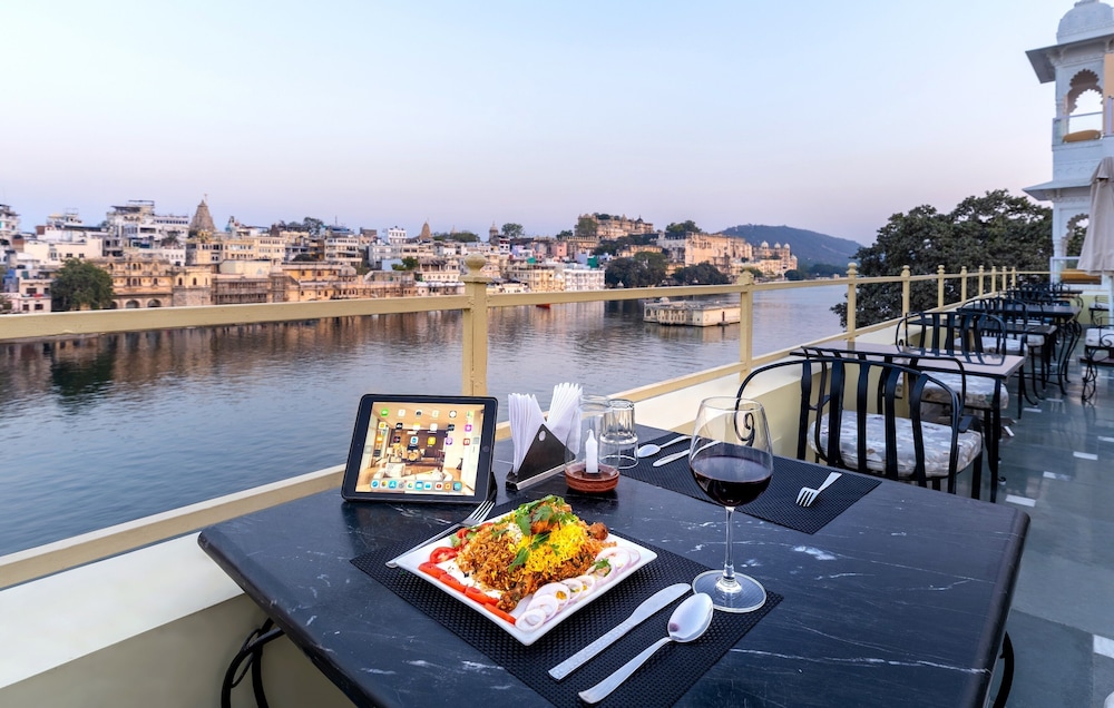 Hotel Sarovar 32/50