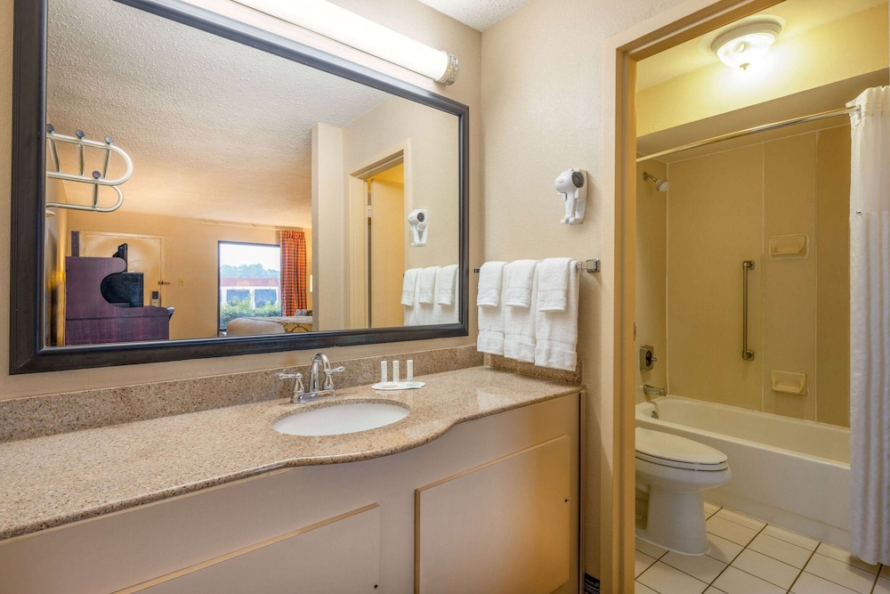 Park Inn by Radisson, Columbus State University Area 45/52