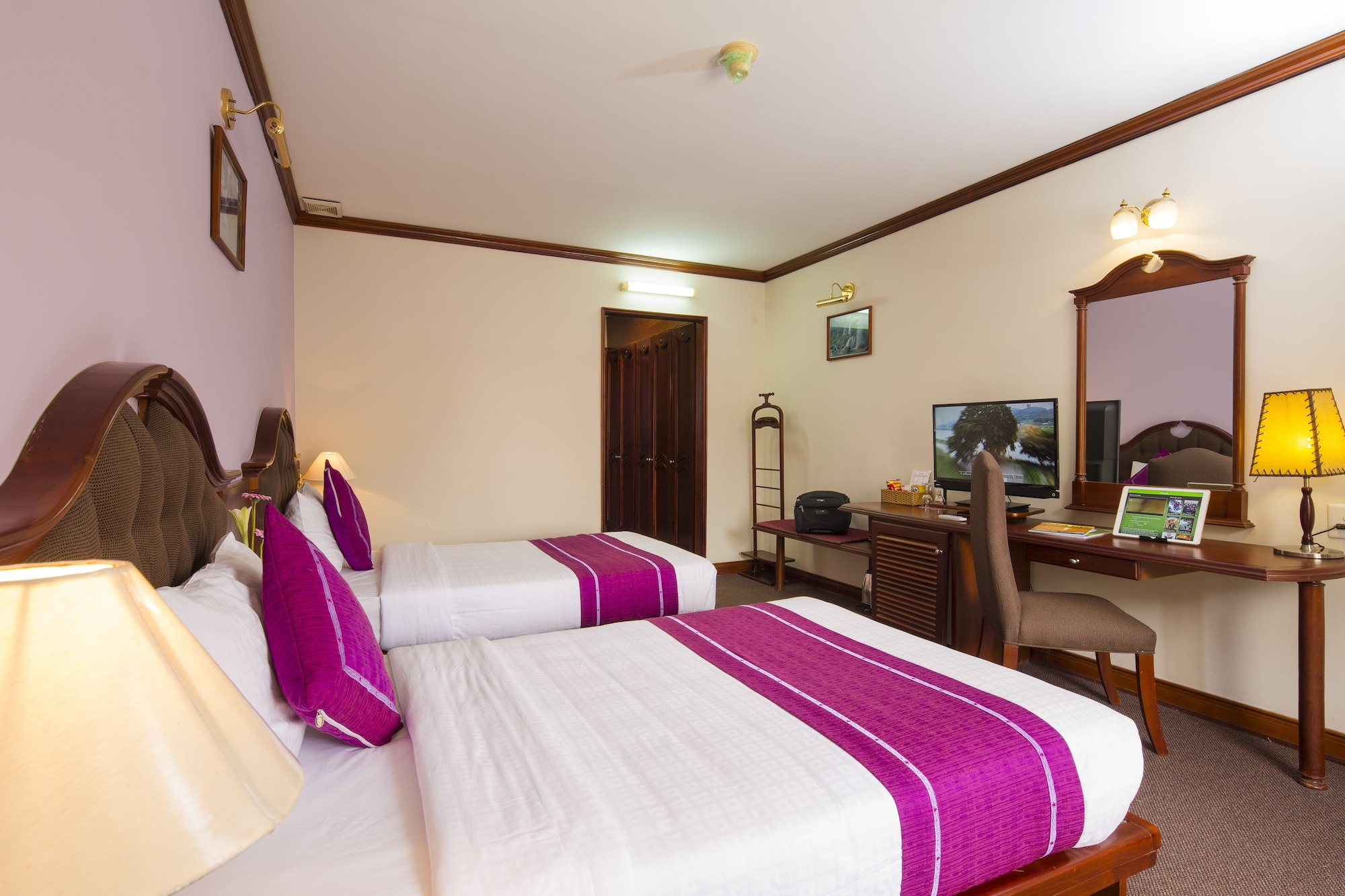 SUPERIOR, TWIN BEDS, CITY VIEW