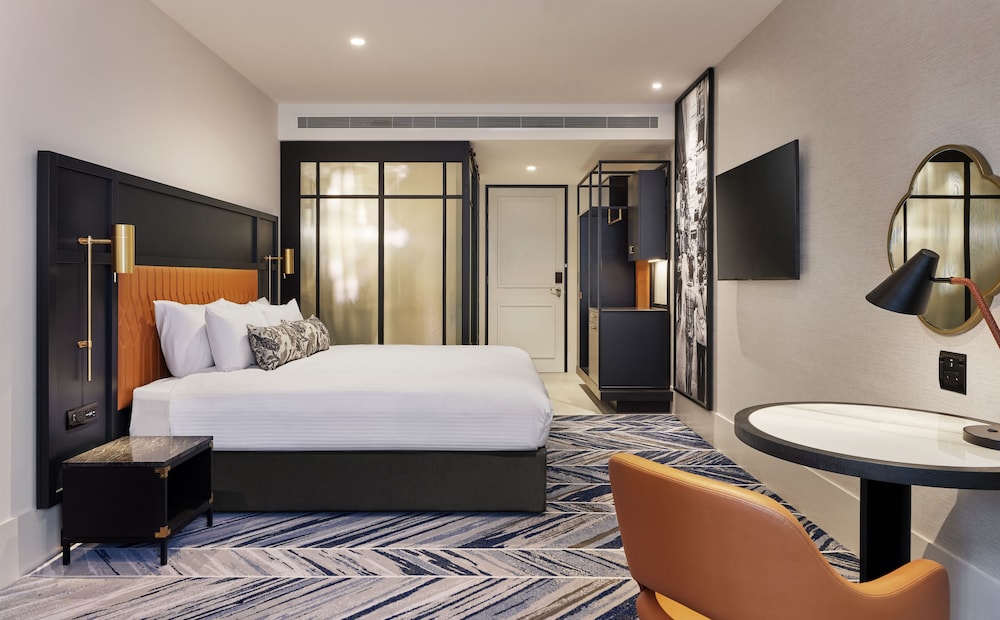 DORSETT, KING BED