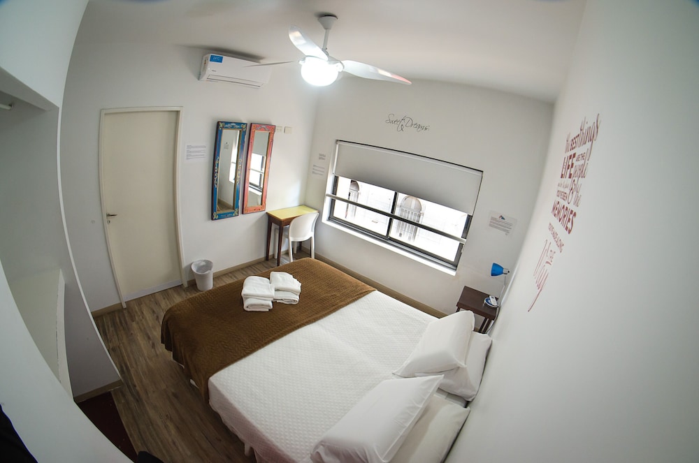 غرفة بسرير كوين بحمام خاص، BA Stop Hotel House 4/9