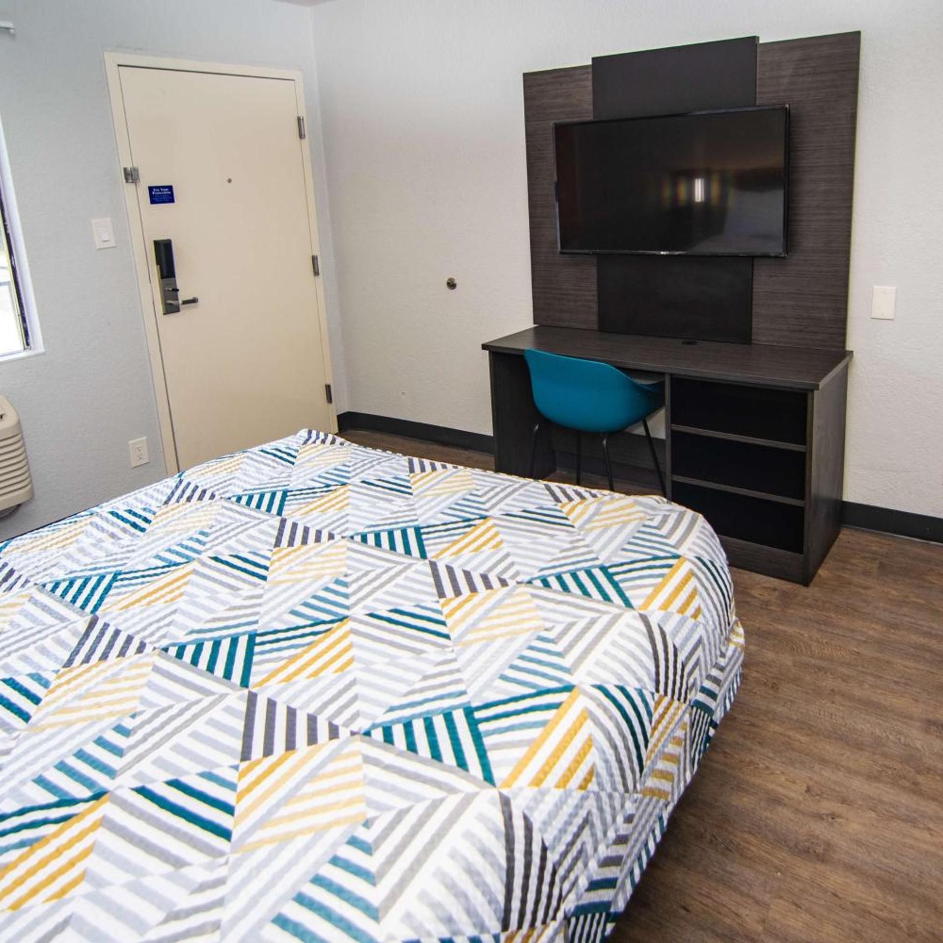 1 Queen Bed ADA/Tub 7/10