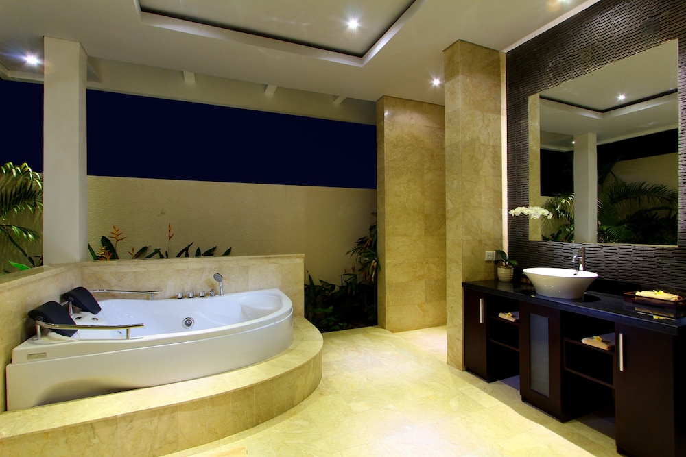 D&amp;G Villas Tanjung Benoa 50/50