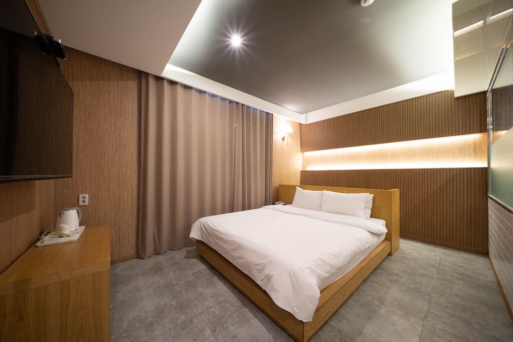 Brown-Dot Hotel Daegu Hyukshin Doshi 25/50