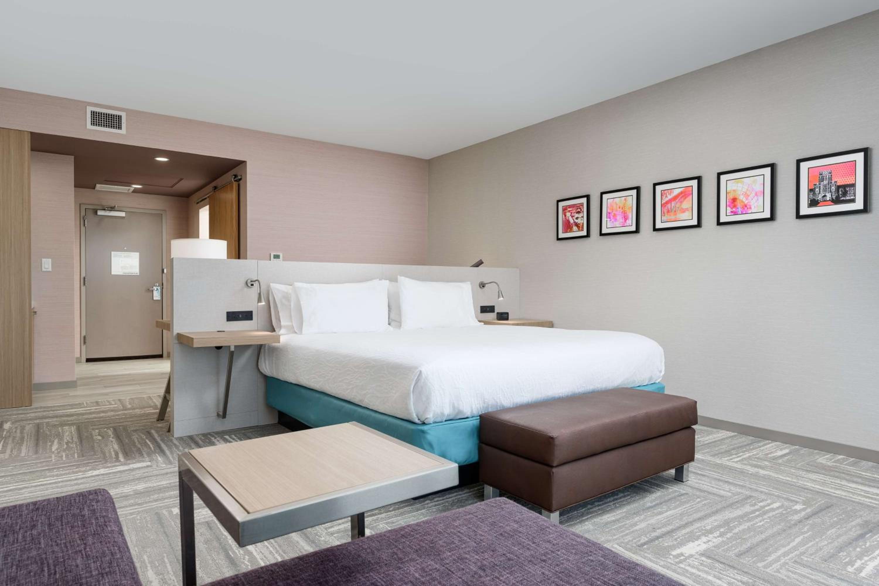 DELUXE, KING BED