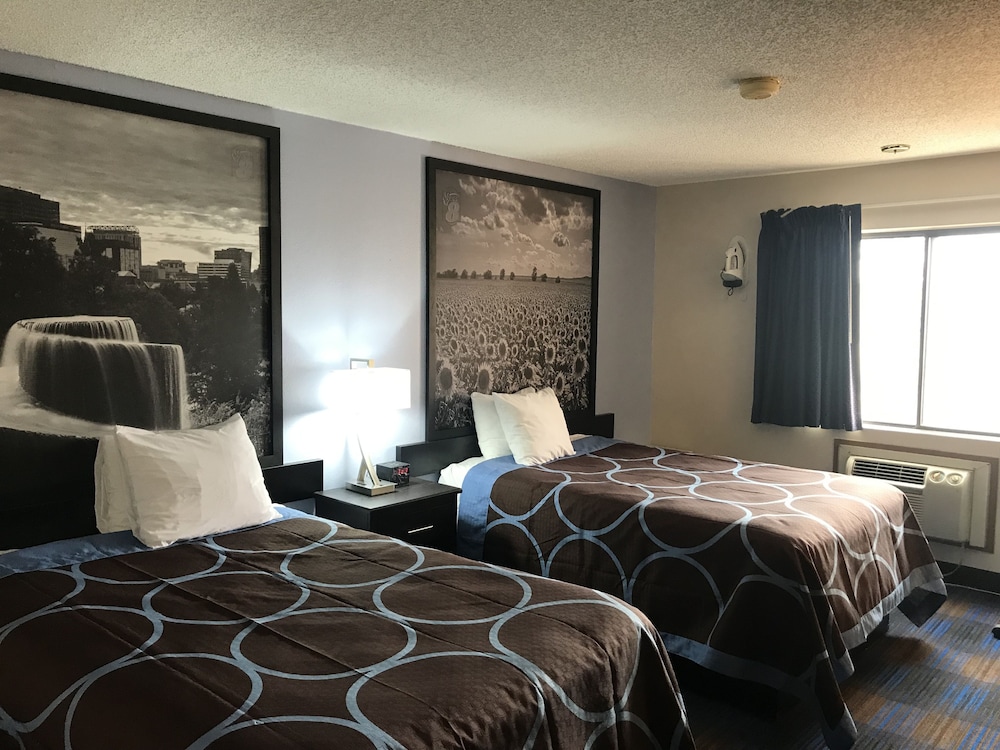 Super 8 by Wyndham Lenexa Overland Park/Mall Area 19/70