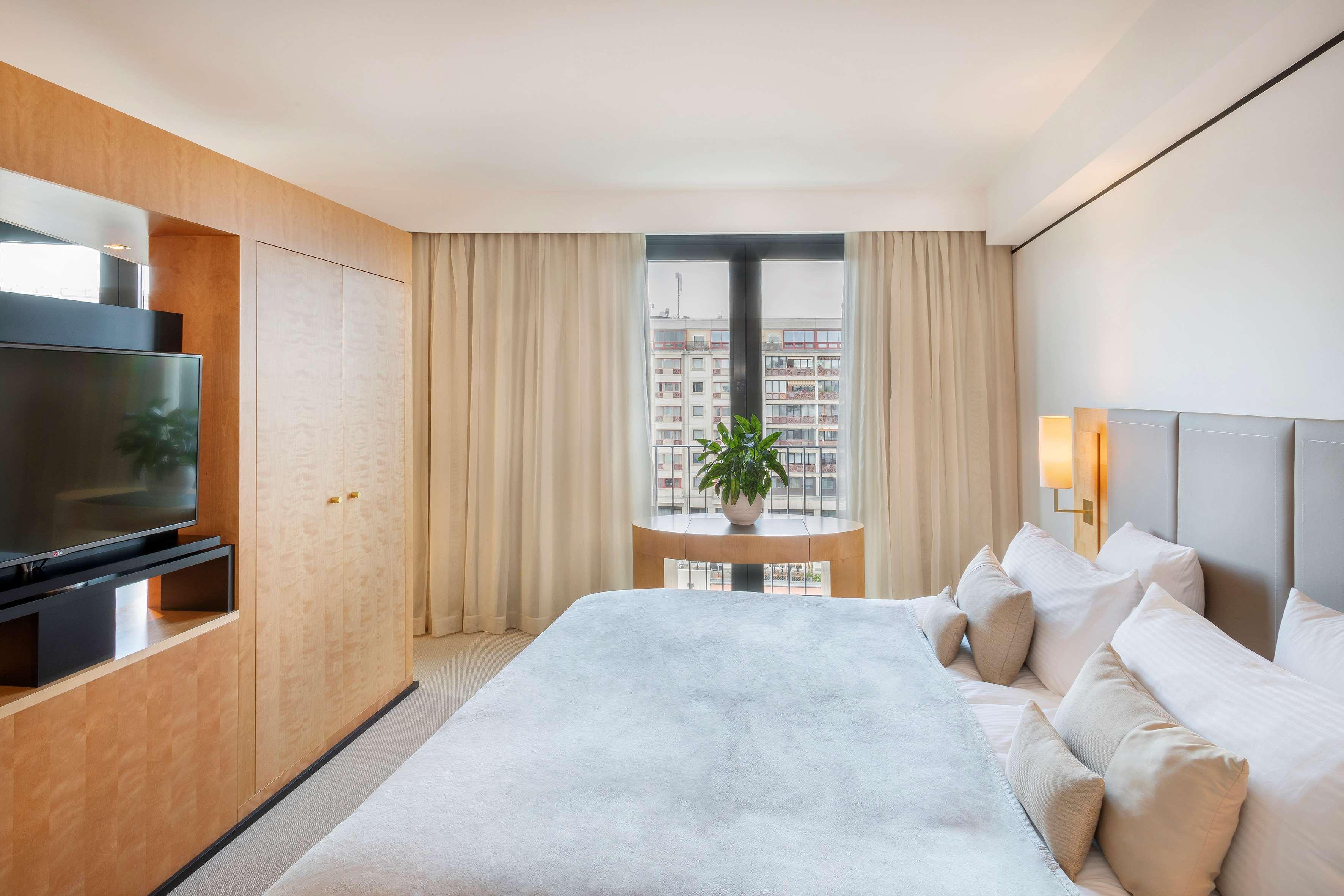 Grand, the Level, Suite
