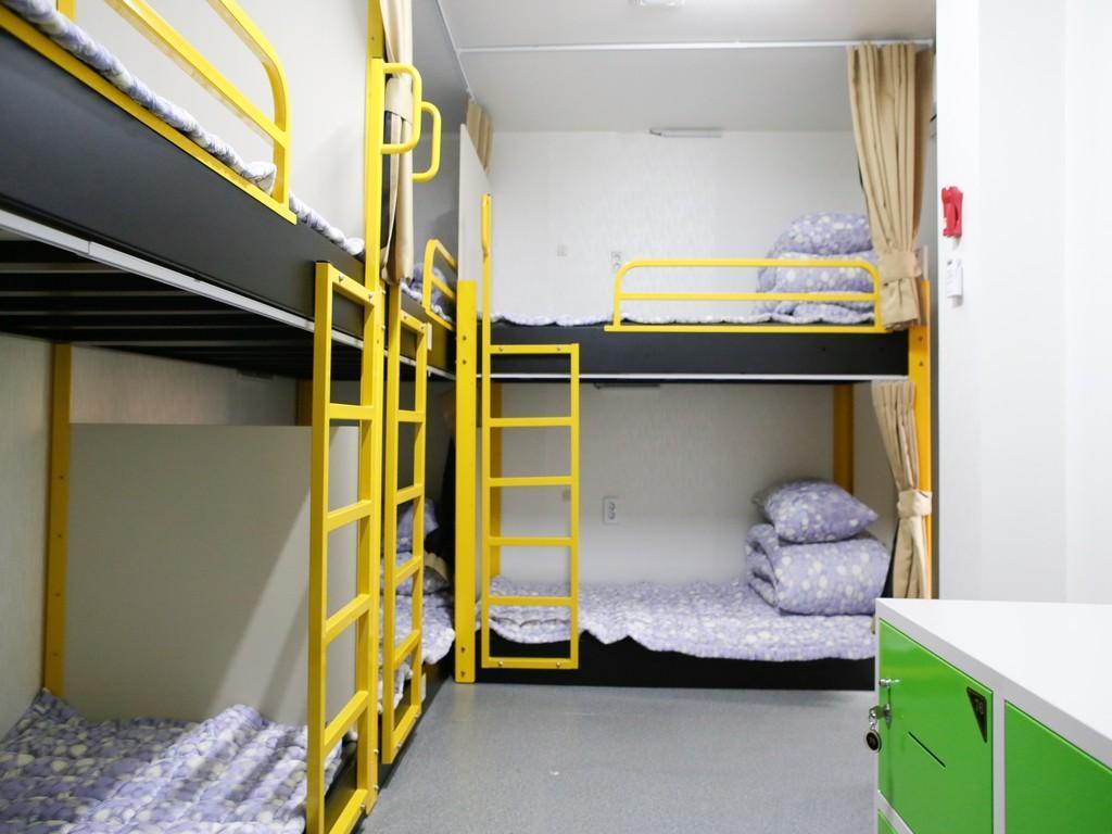 سكن مشترك بستة أسرّة للرجال