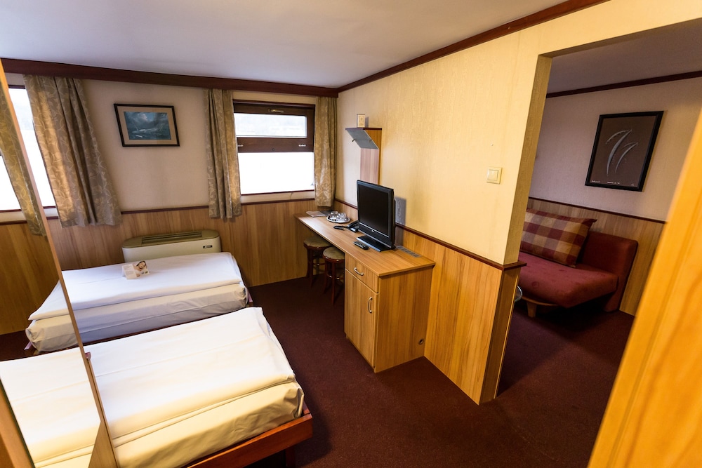 Fortuna Boat Hotel 8/24