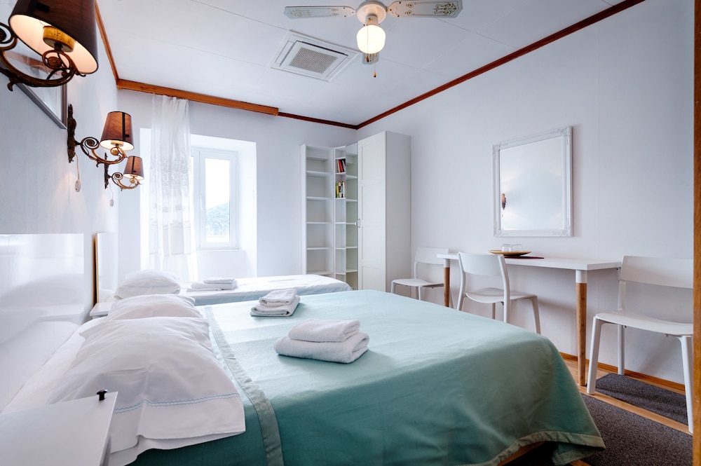 Mira Seafront Guesthouse 15/46