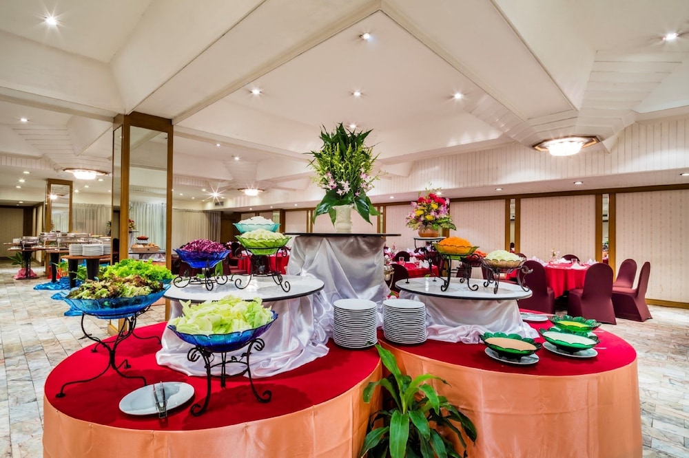 Bangkok Palace Hotel 51/75