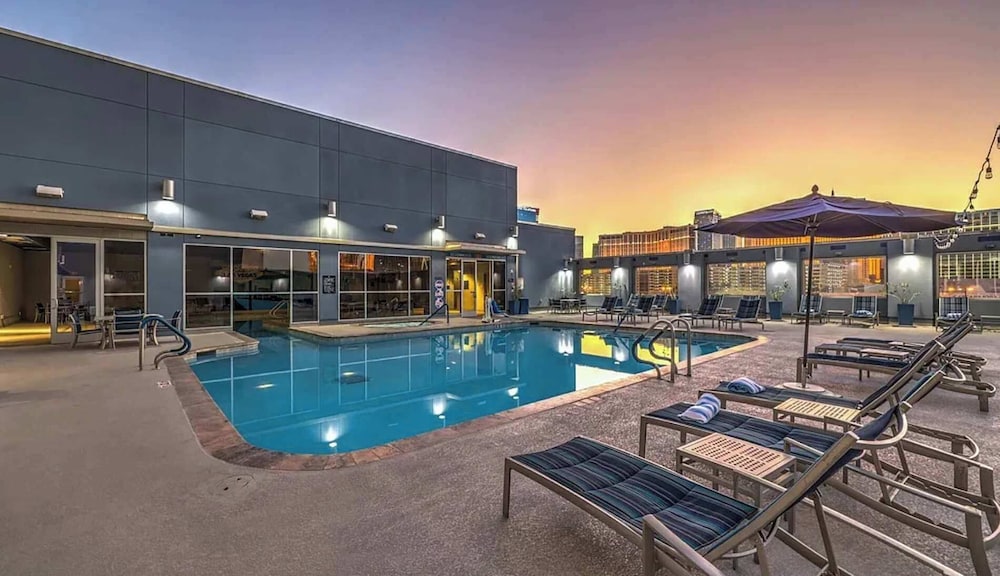 The Platinum Hotel 9/65