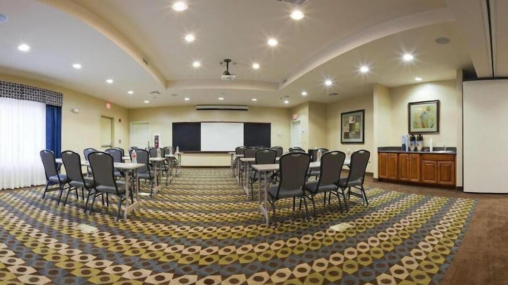 Holiday Inn Express Hotel Suites Searcy 38/50
