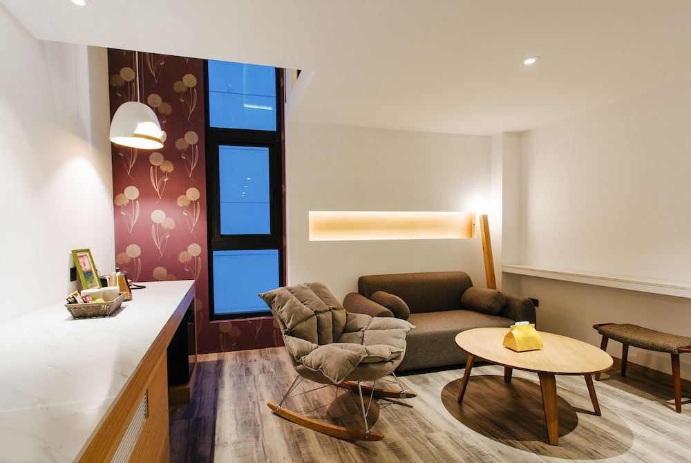 CHECK inn Taichung Zhongshan 37/50