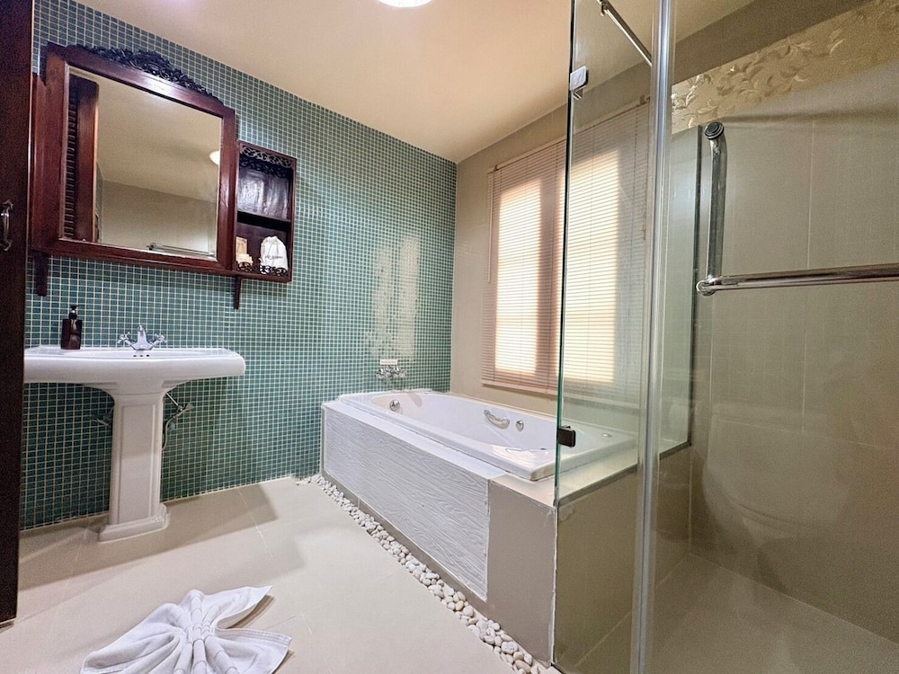 Shewe Wana Suite Resort 70/72