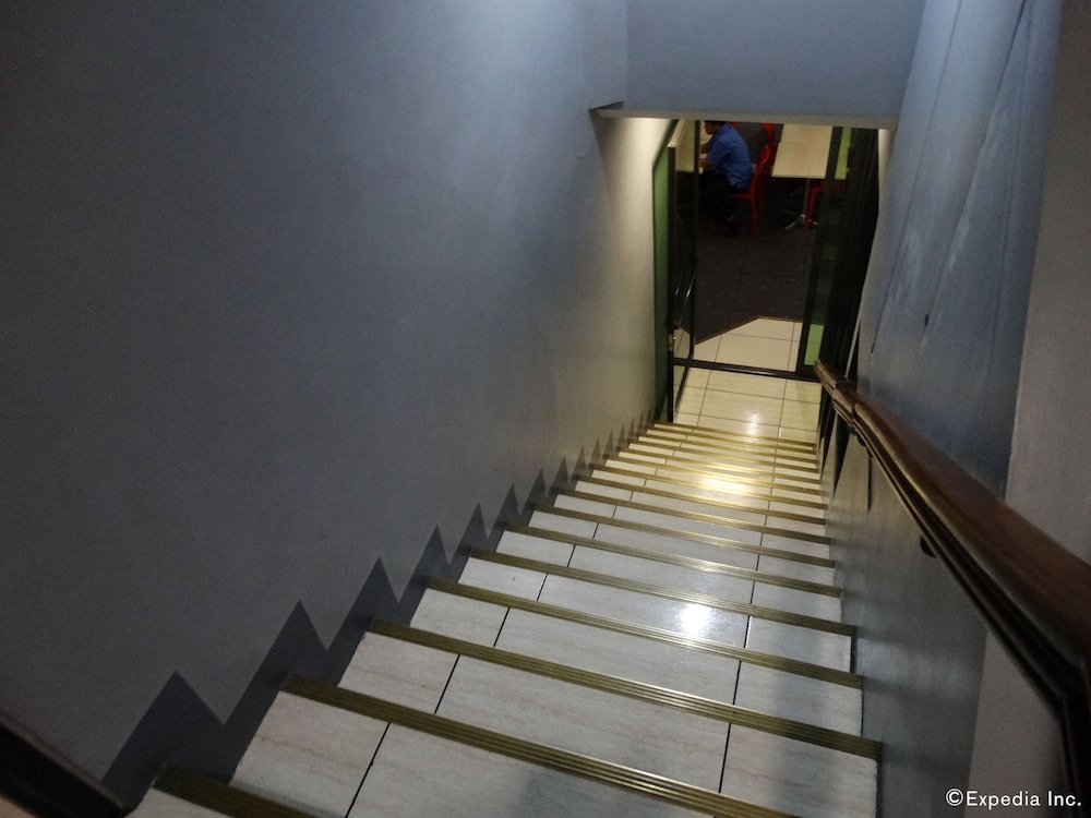 Leez Inn Malate 37/65