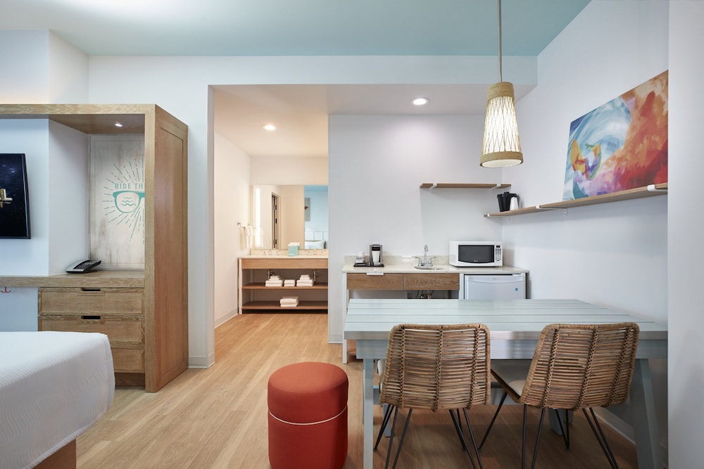 Universal's Endless Summer Resort - Surfside Inn and Suites 24/40