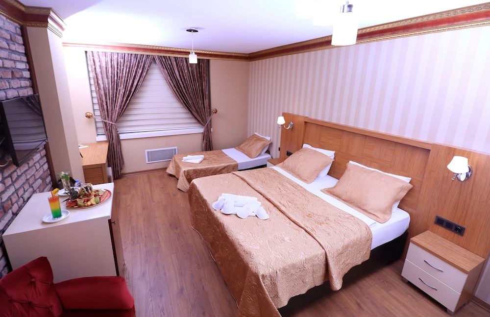 Grand, 1 Single and 2 Double Beds