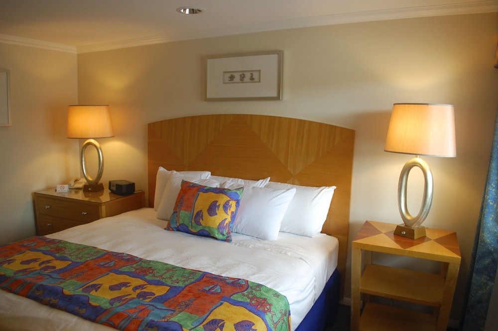 The White Sands Oceanfront Resort & Spa 30/70