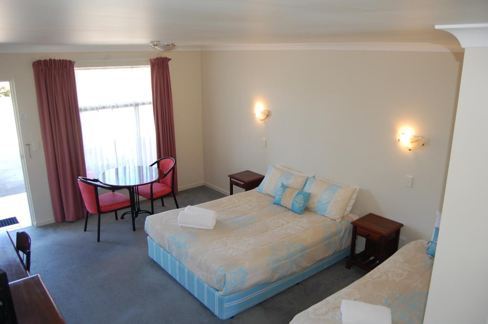 Room, 1 Queen and 1 Single Bed
